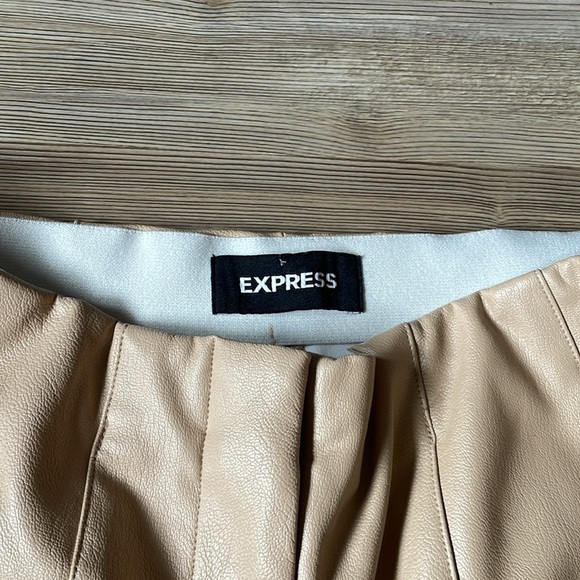 Express Faux Leather Pants NWOT Size 4 Tan Tapered leg Darts Pockets Neutral - Picture 4 of 15